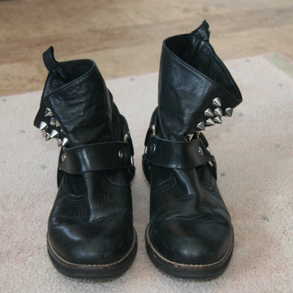 Gorgeous leather studded short harness boot - Picture 3 of 4